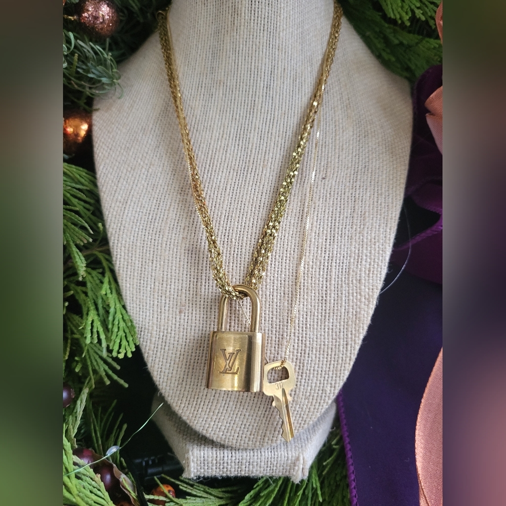 GORGEOUS LOUIS VUITTON PADLOCK AND KEY 🔑 SET ON 2 DIFFERENT NON LV NECKLACES - Picture 7 of 9